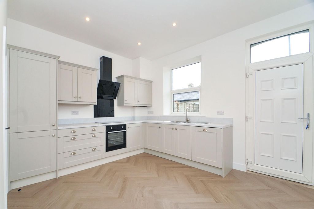 Property photo 3 of 11 Roker030.Jpg