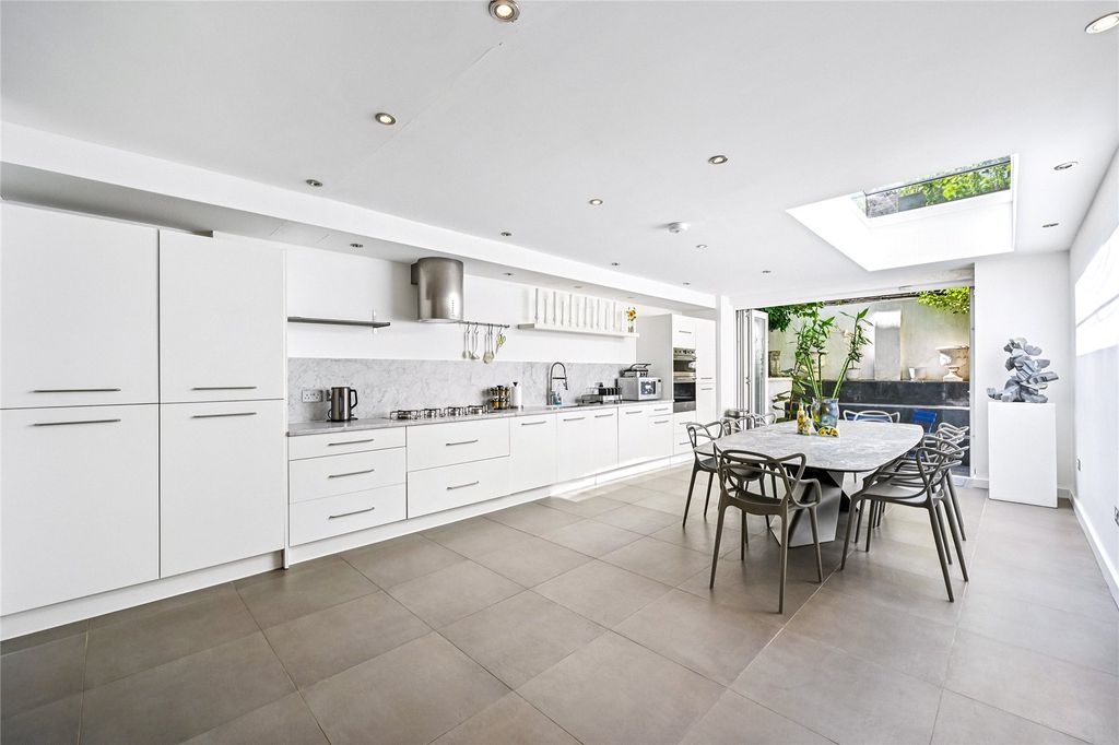 Property photo 3 of 14 Kitchen