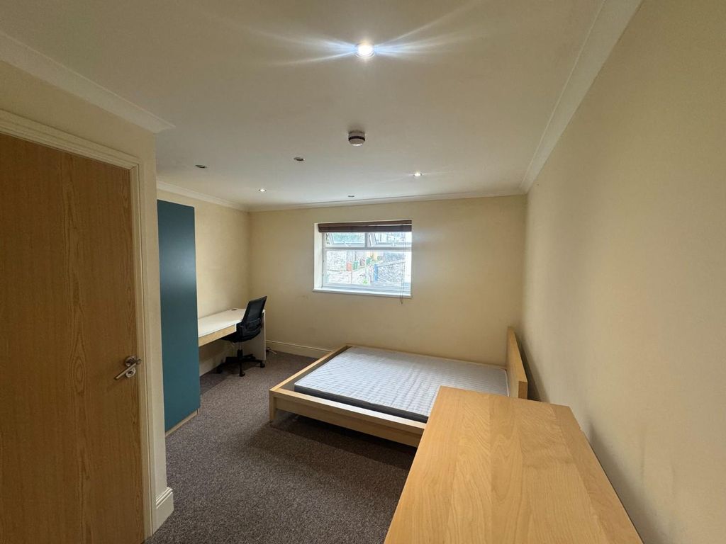 Property photo 3 of 8 Room 1