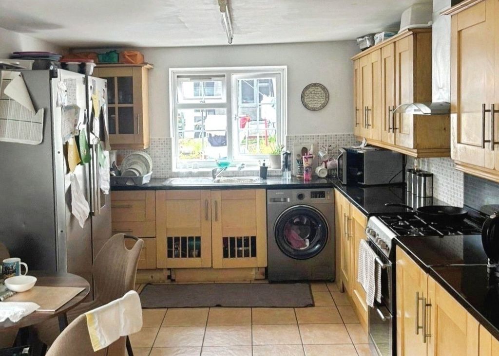 Property photo 2 of 12 Kitchen