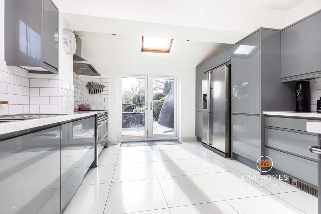 Property photo 2 of 32