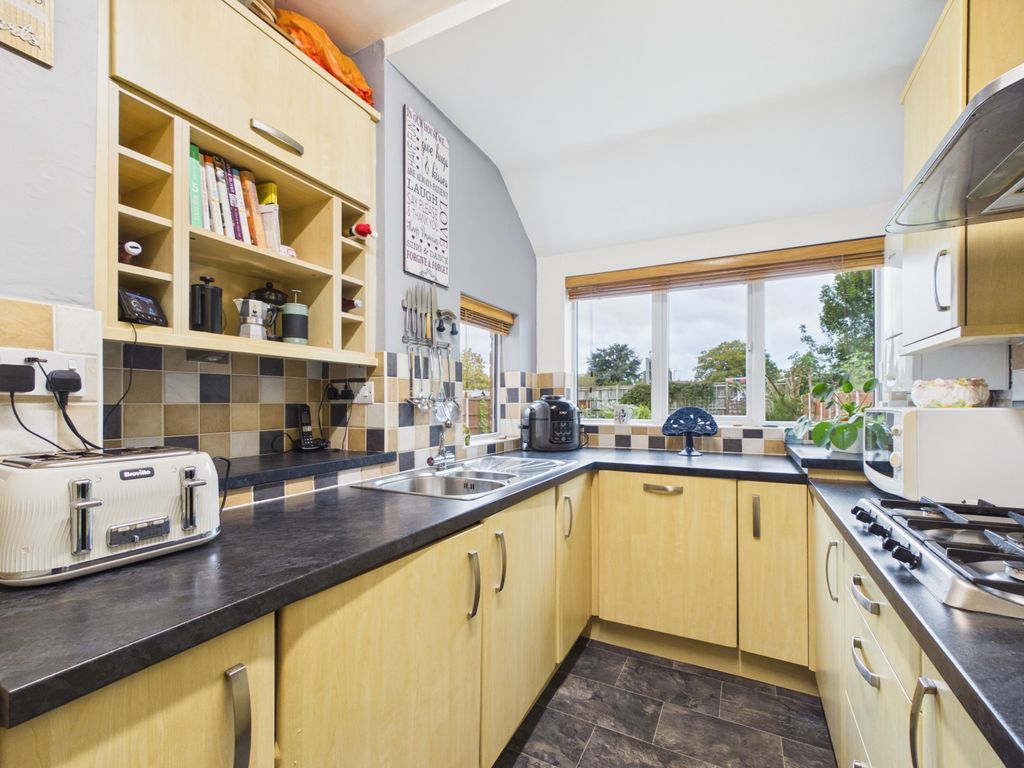 Property photo 3 of 17 Kitchen 1
