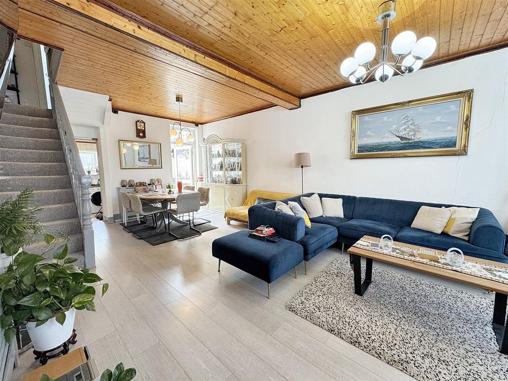 Property photo 2 of 13 Through Lounge