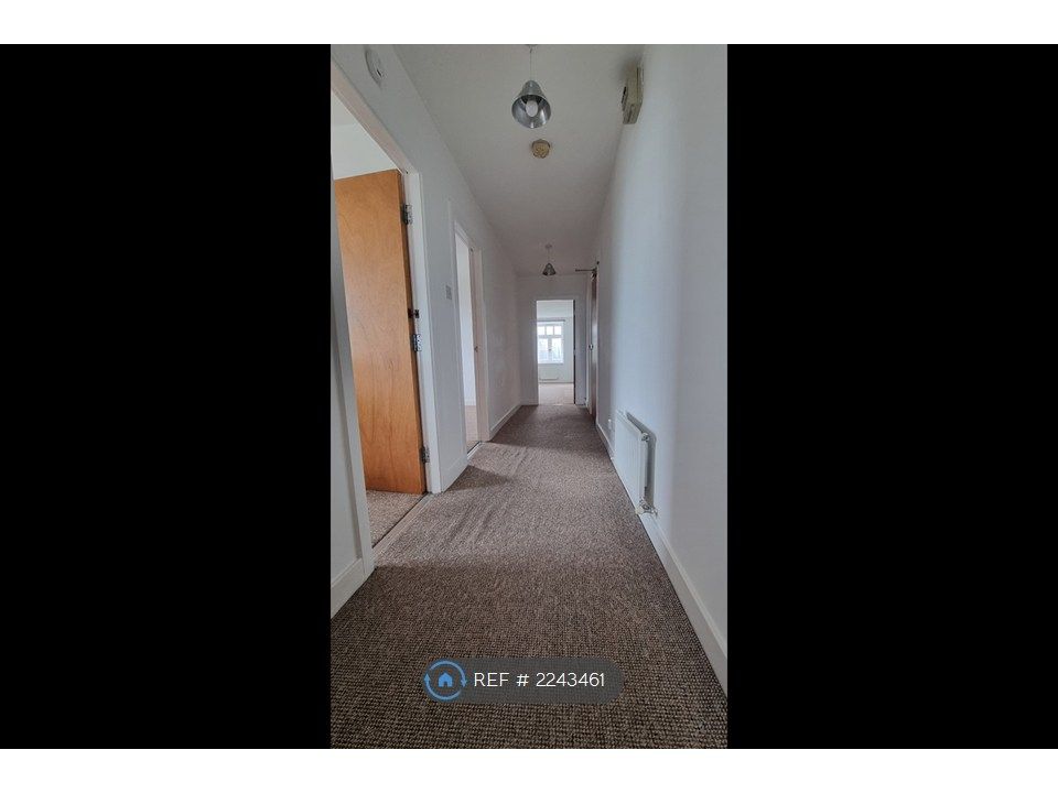 Property photo 3 of 11 Hallway