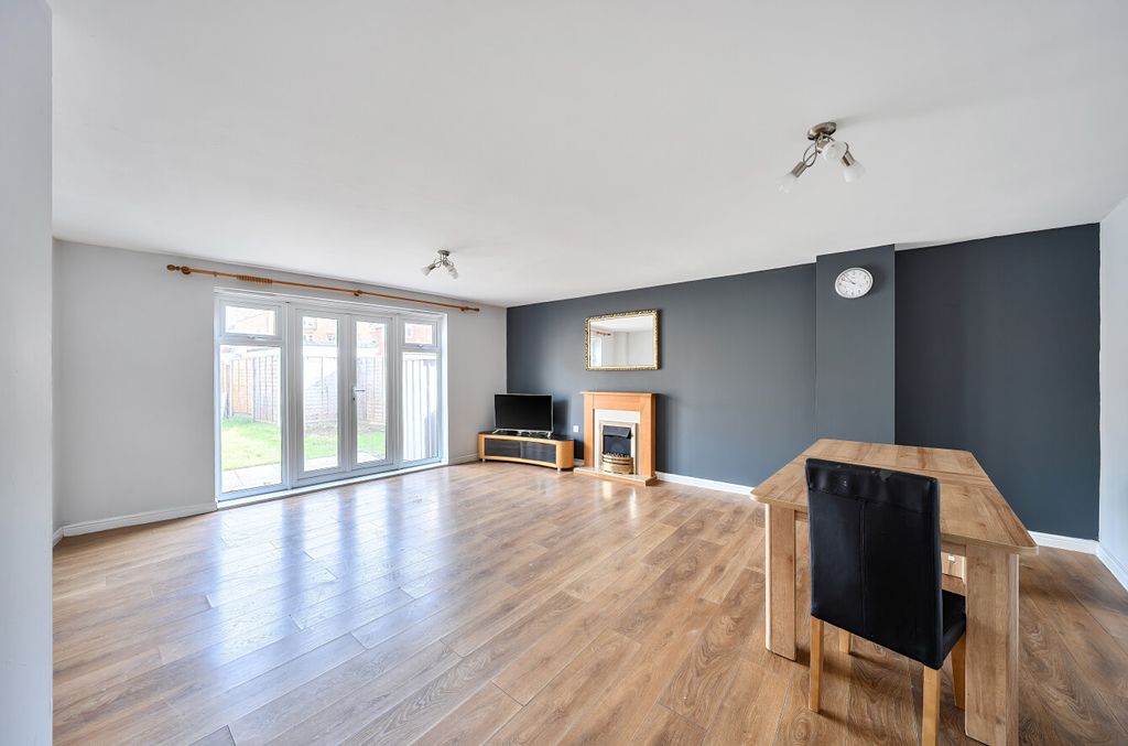 Property photo 2 of 15 1439996-26-69d770...