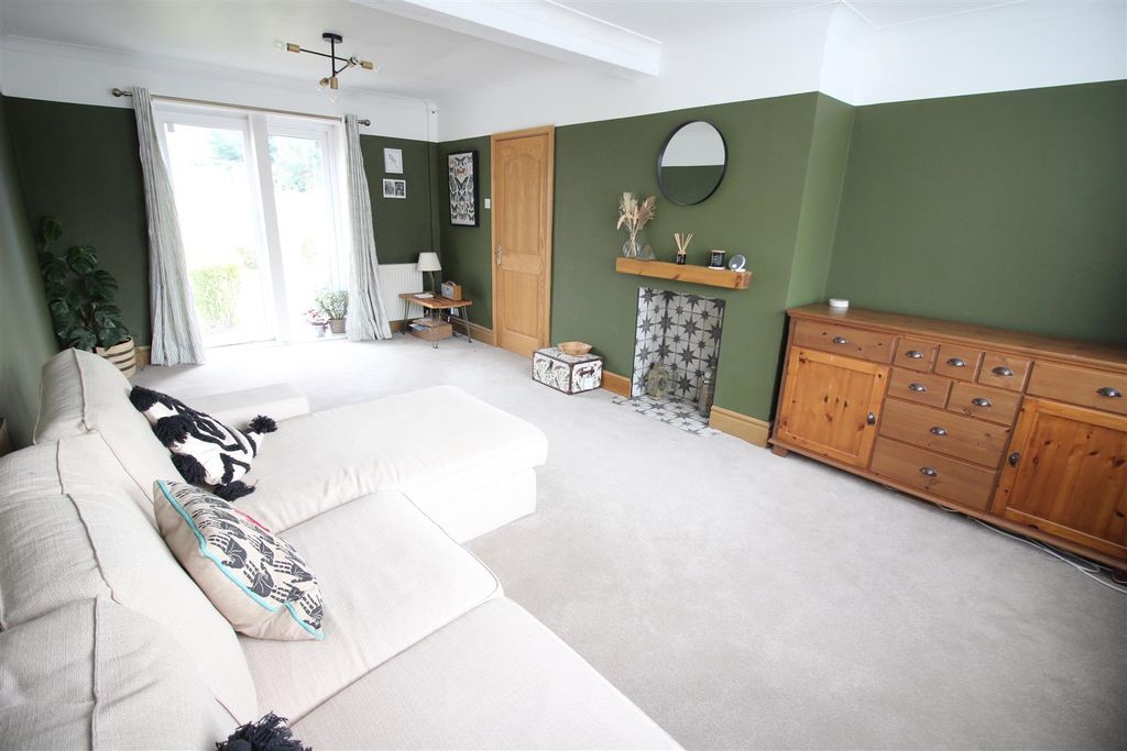 Property photo 2 of 13 Lounge