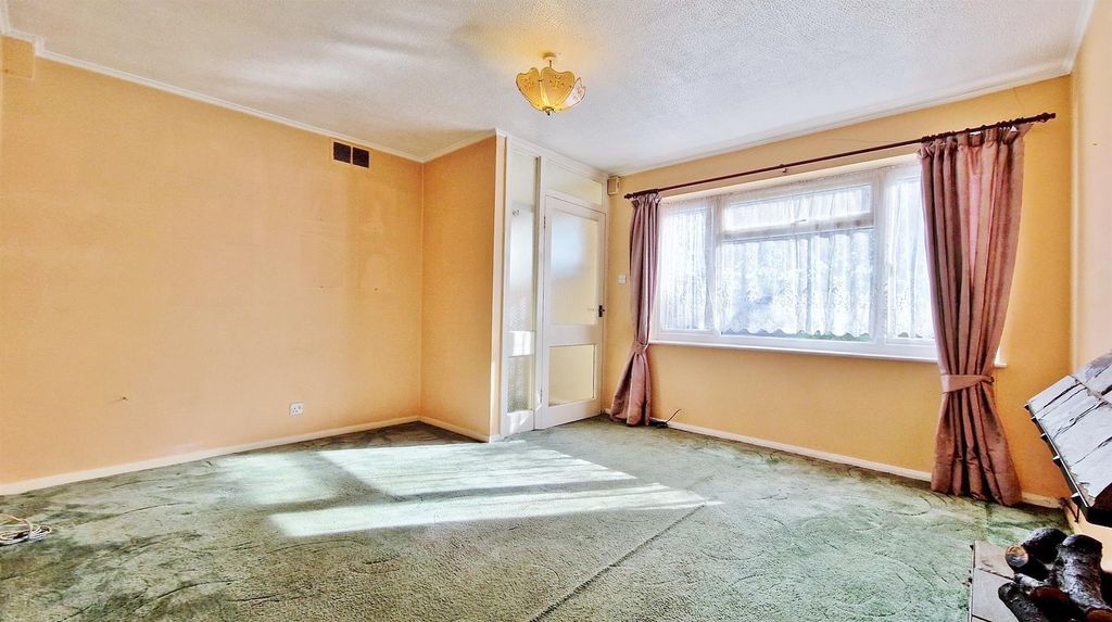 Property photo 2 of 20 Lounge