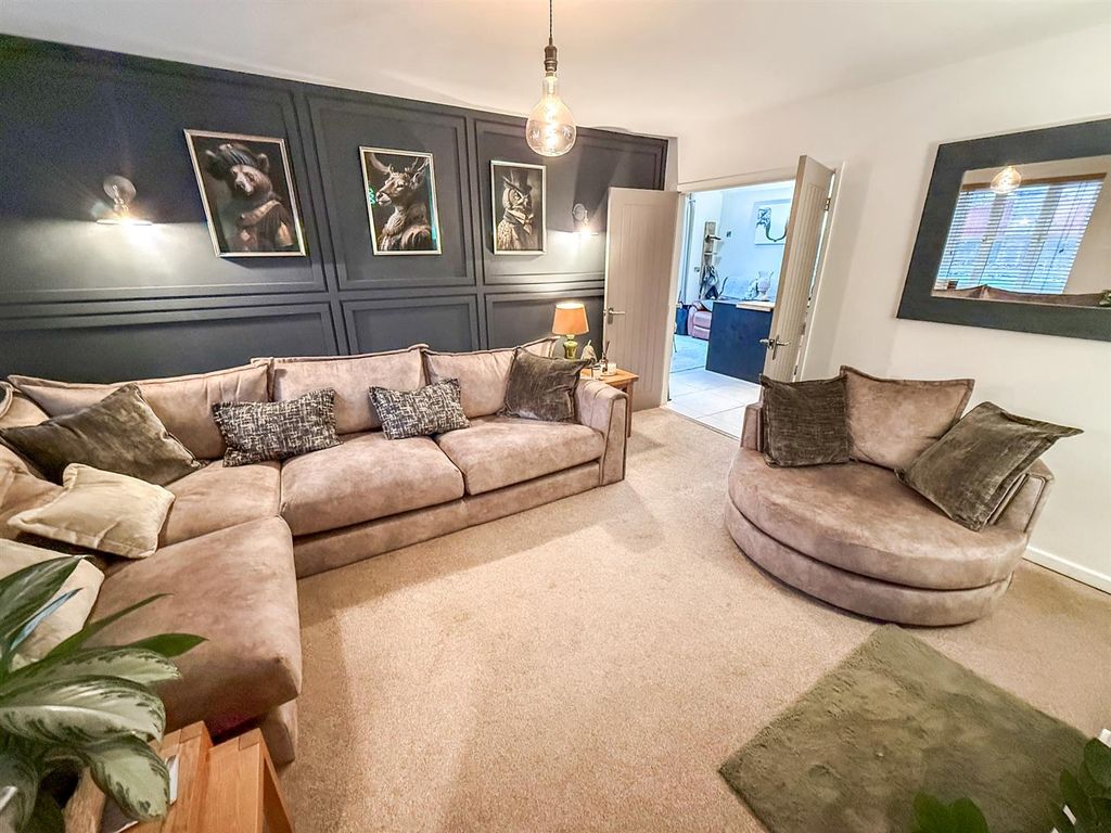 Property photo 3 of 27 Lounge