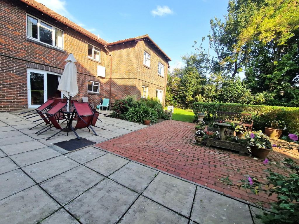 Property photo 1 of 18 25 Freshbrook.Jpg