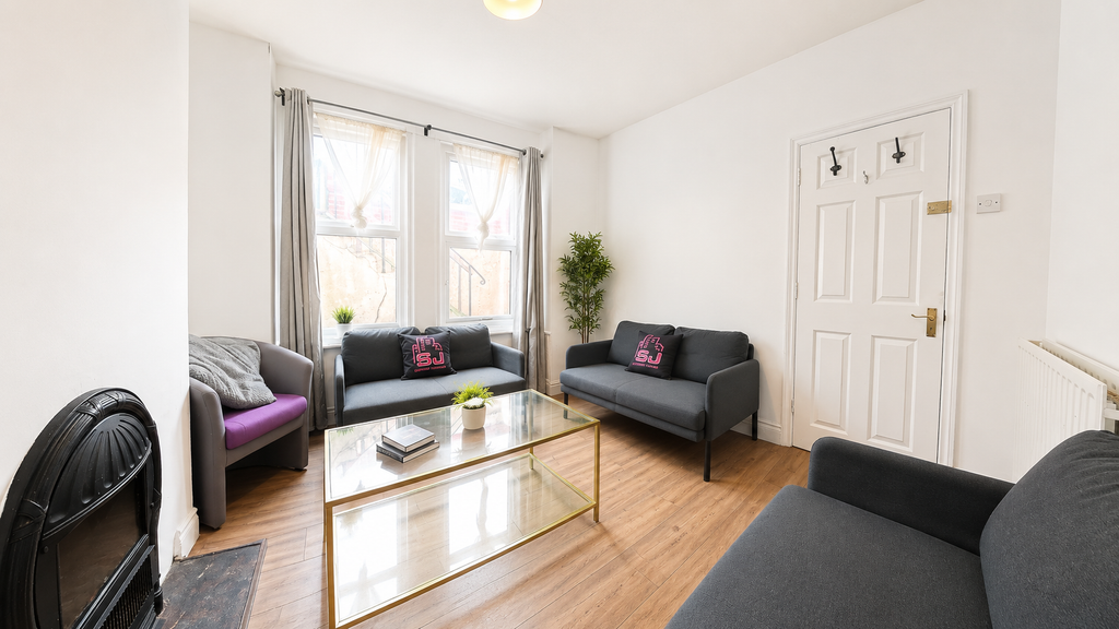 Property photo 1 of 14 Lounge