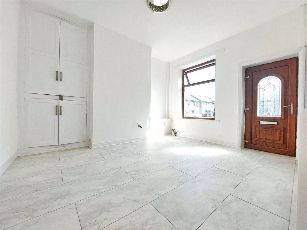 Property photo 3 of 11 Lounge