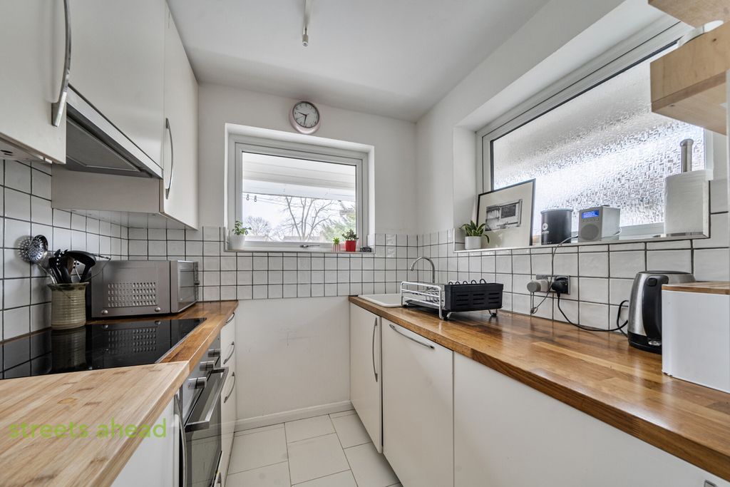 Property photo 2 of 14 31d4F082-Dcad-498...