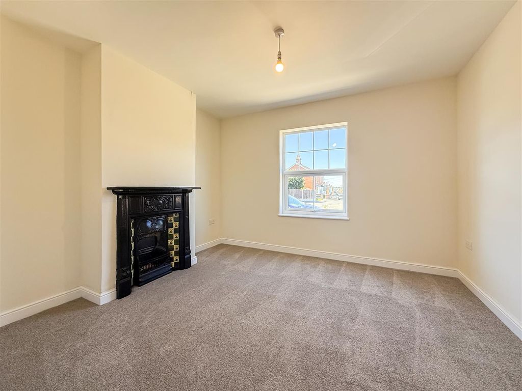 Property photo 3 of 18 Lounge