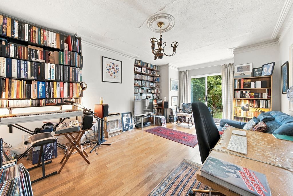 Property photo 1 of 12 Photo 9