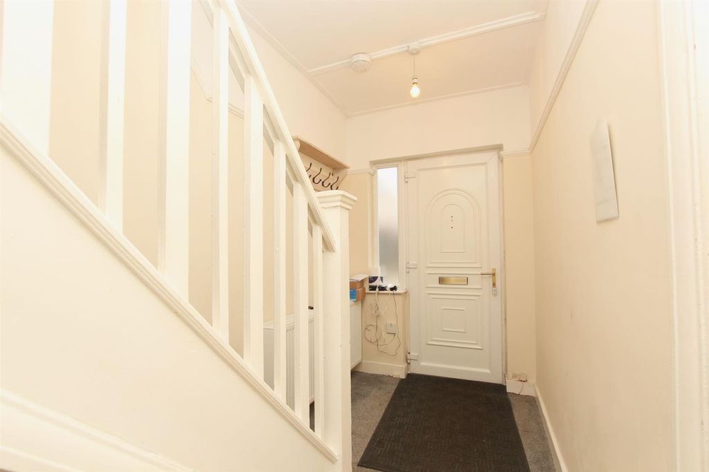 Property photo 3 of 15 Coombe Road, N22