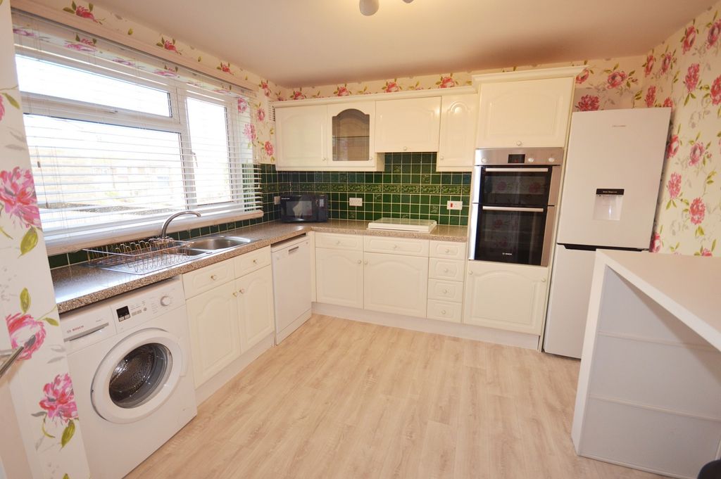 Property photo 2 of 11 Kitchen