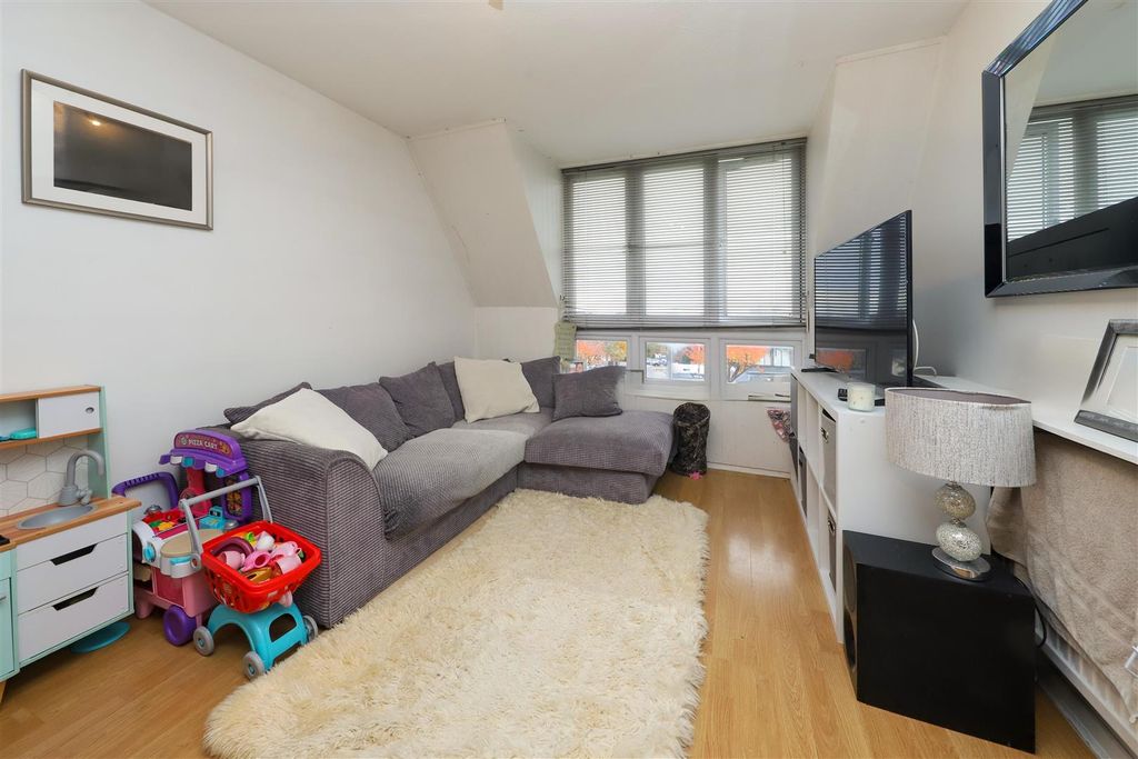 Property photo 2 of 7 Thirlmere Gardens