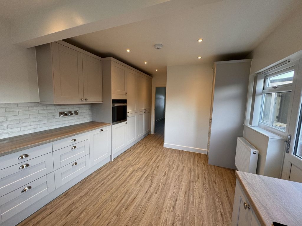 Property photo 3 of 10 Kitchen