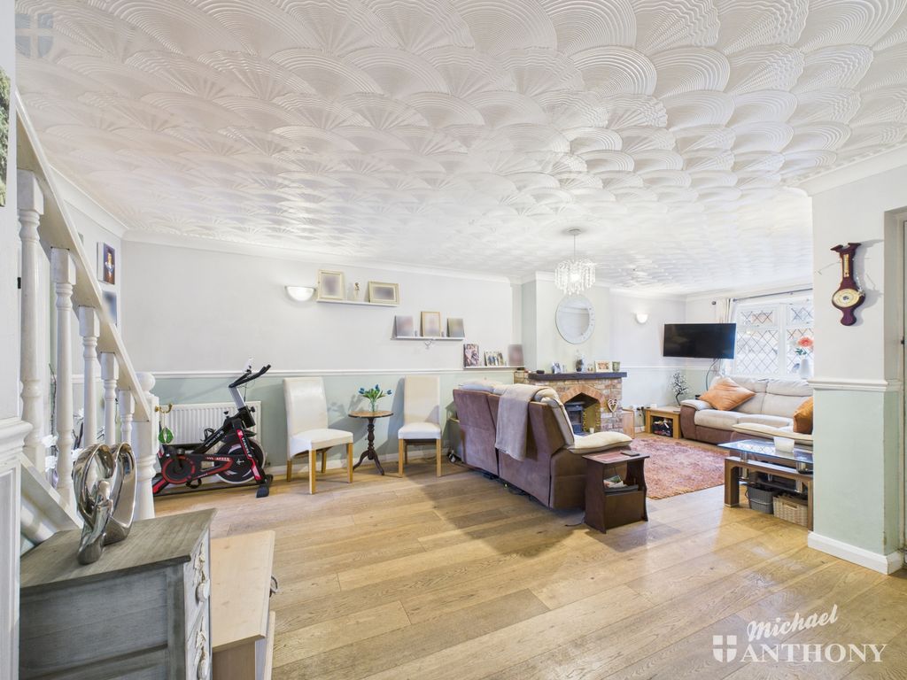 Property photo 3 of 16 Cam03218G0-Pr0880-Still009