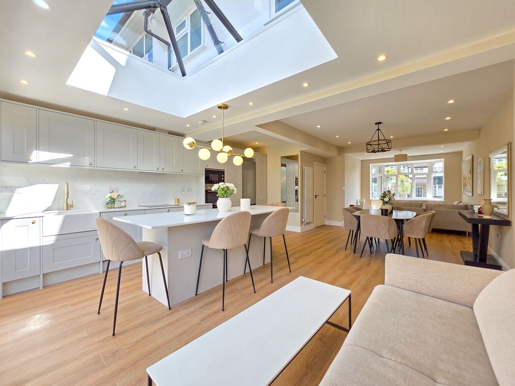 Property photo 2 of 40 Korniche Roof &amp; Lantern