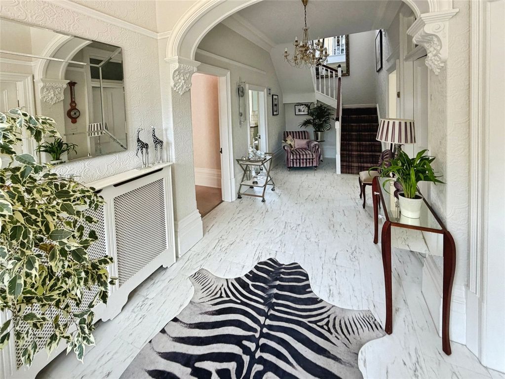 Property photo 3 of 21 Entrance Hall