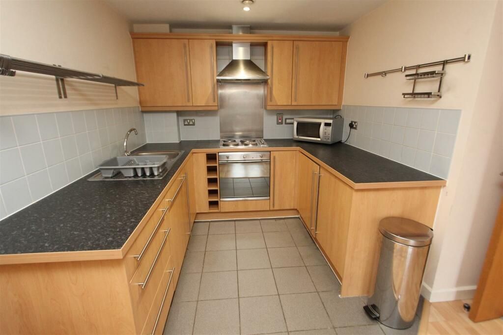 Property photo 1 of 5 1 Bed Flat To Rent Stanley Road, Mitcham Cr4