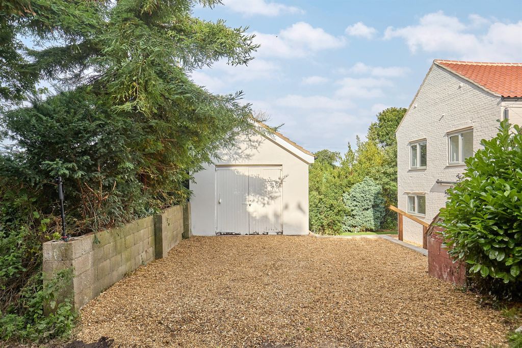 Property photo 3 of 28