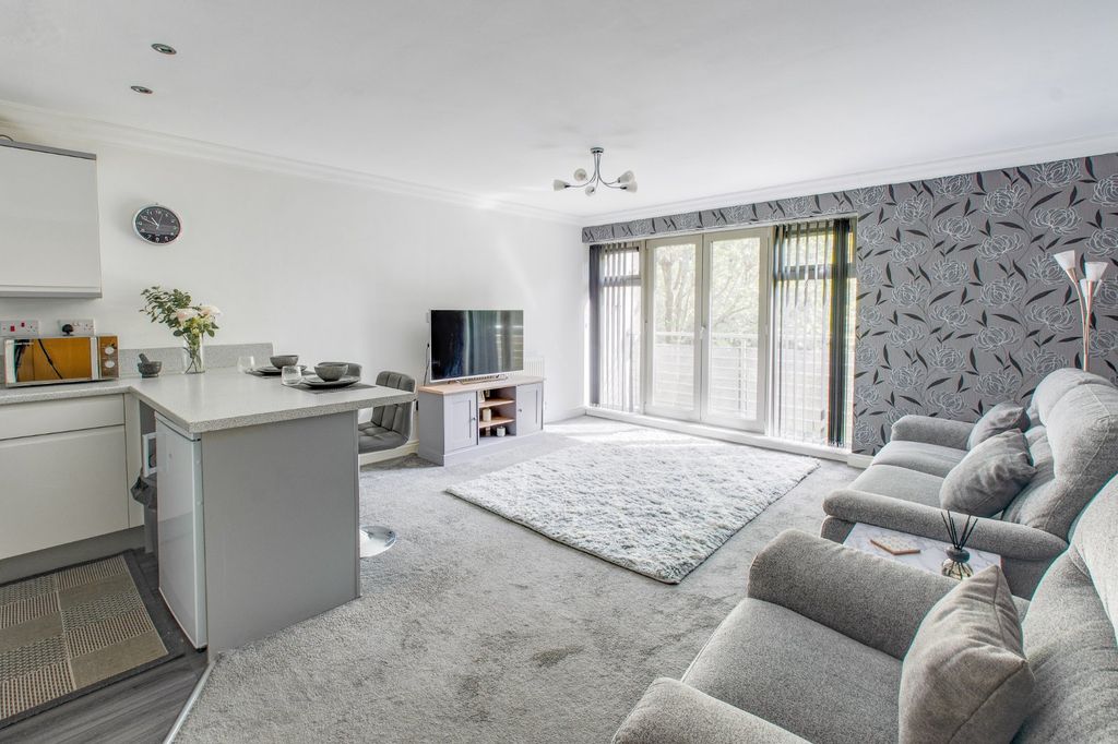 Property photo 2 of 19 Picture No. 21