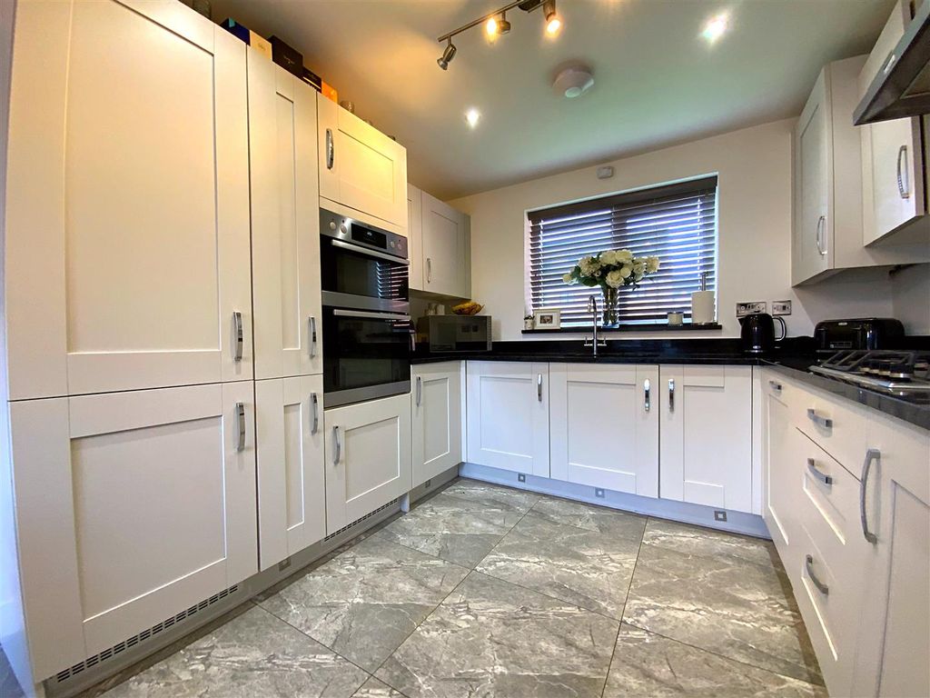 Property photo 3 of 21 Kitchen