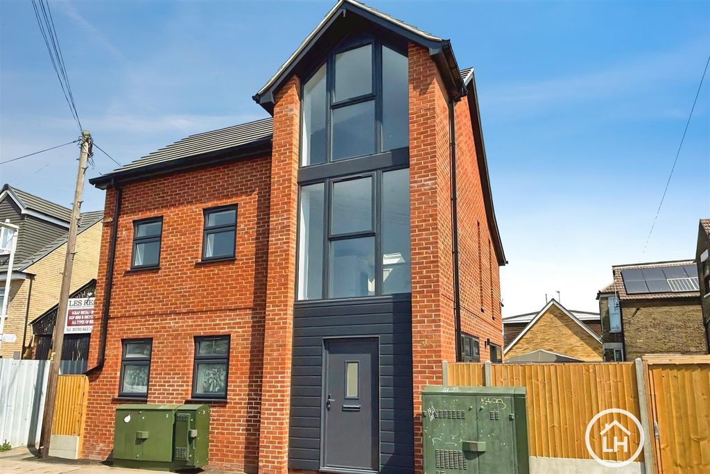 Property photo 1 of 17 External
