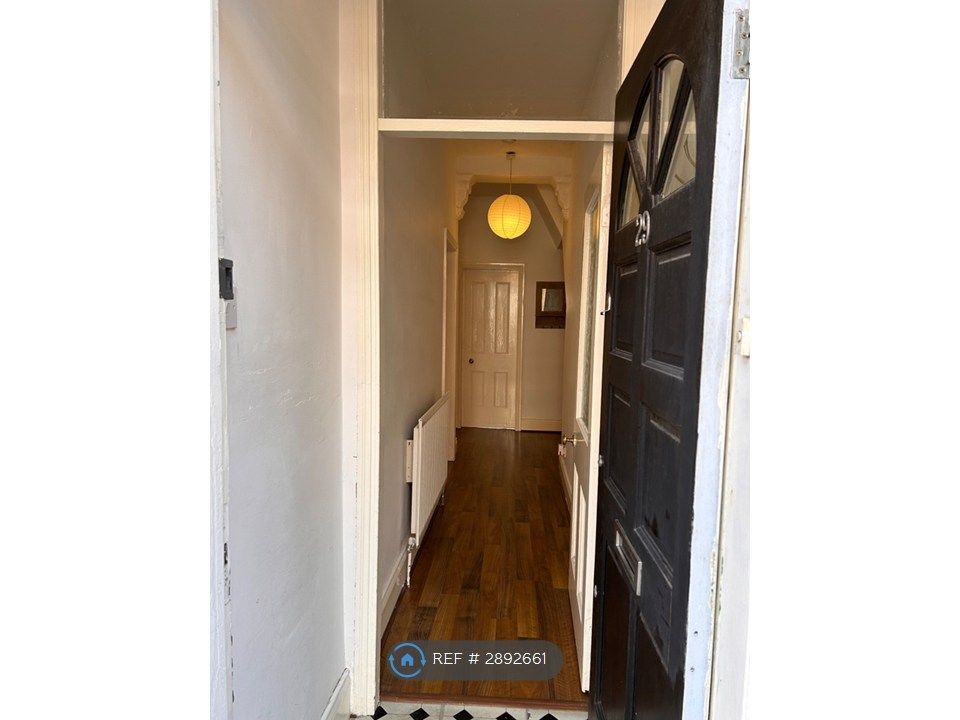 Property photo 3 of 18 Entrance Hallway