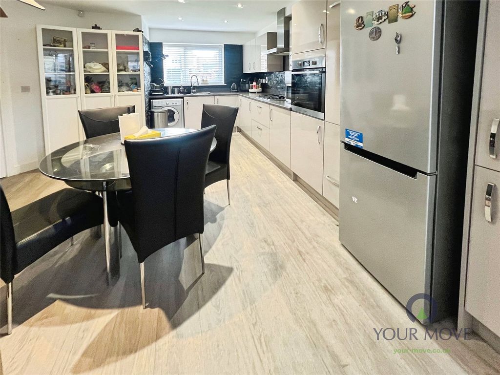 Property photo 3 of 19 Kitchen