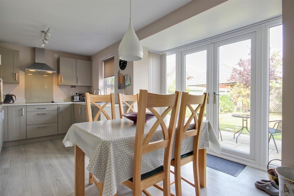 Property photo 3 of 13 Voase Way (5).Jpg