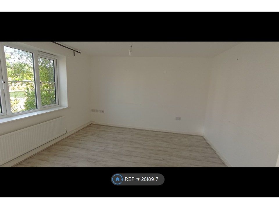 Property photo 3 of 21 Living Room