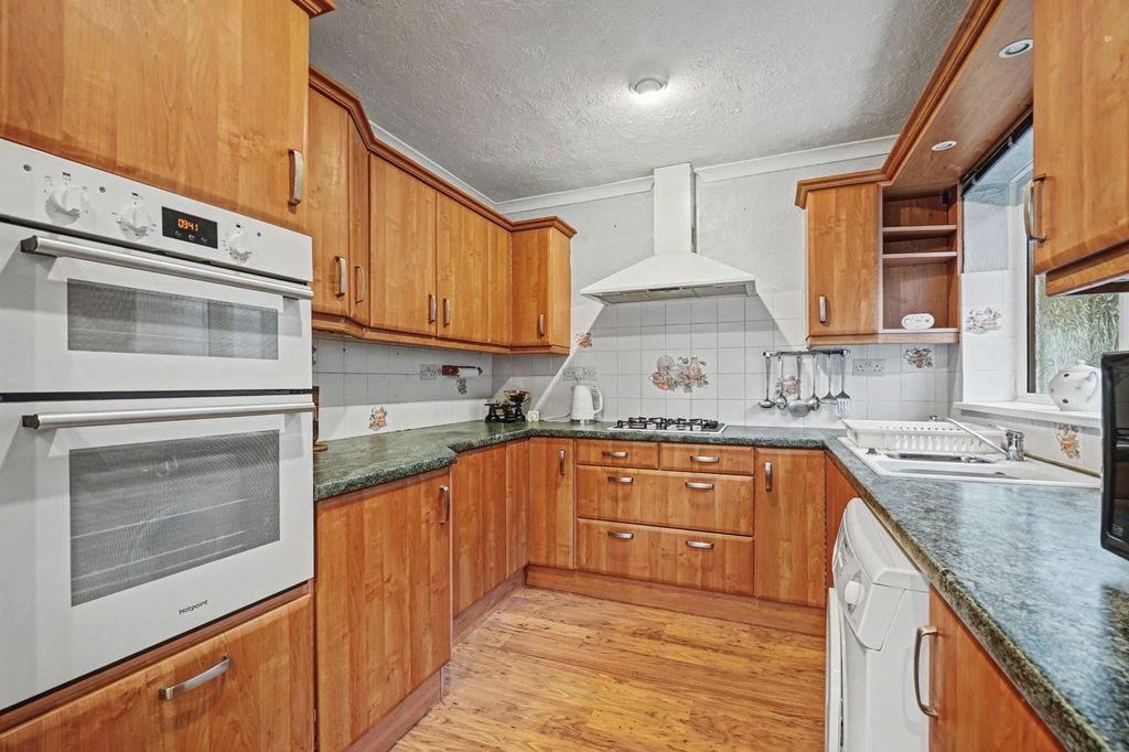 Property photo 2 of 25