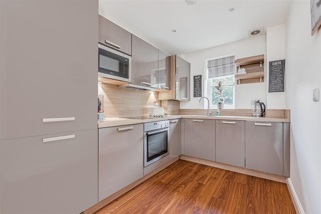 Property photo 2 of 13 Flat-Outwood-Lane-Chipstead-109.Jpg