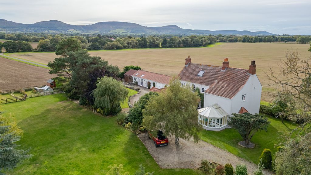 Property photo 2 of 26