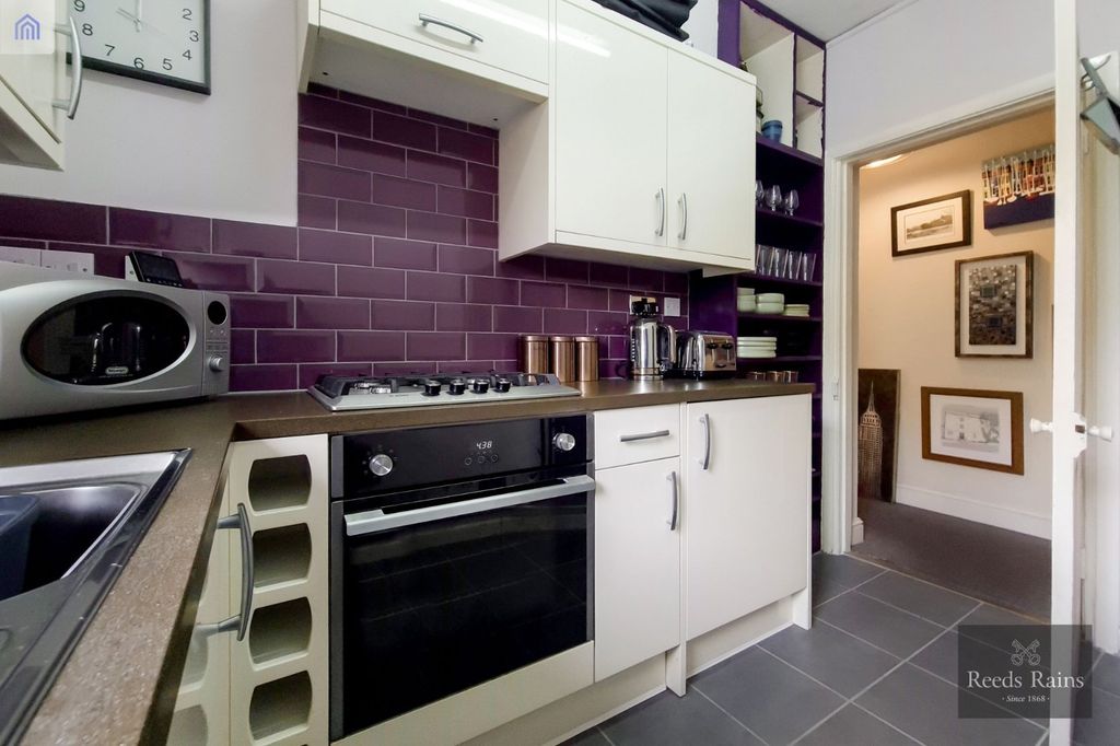 Property photo 3 of 10 Kitchen