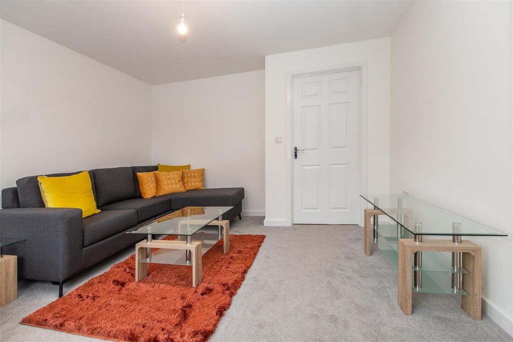 Property photo 3 of 16 Approach