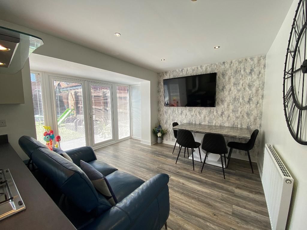 Property photo 2 of 20 Dining Kitchen