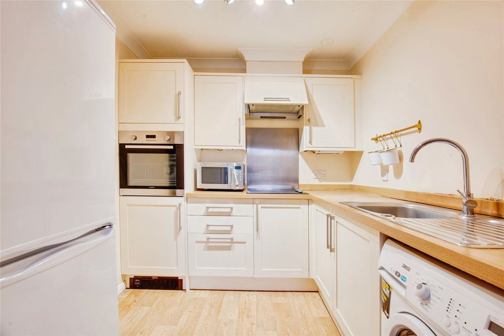 Property photo 3 of 11 Kitchen