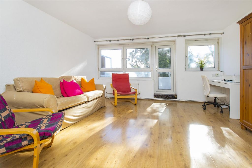 Property photo 2 of 13 5716.Jpg