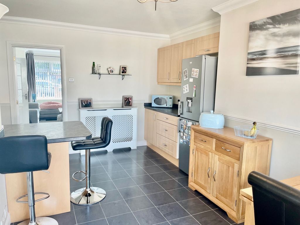 Property photo 3 of 11 Kitchen