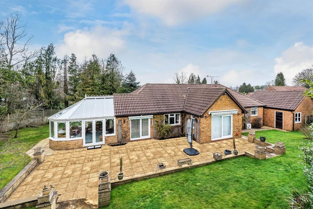 Property photo 2 of 13 Wells-Close-2Dp1.Jpg