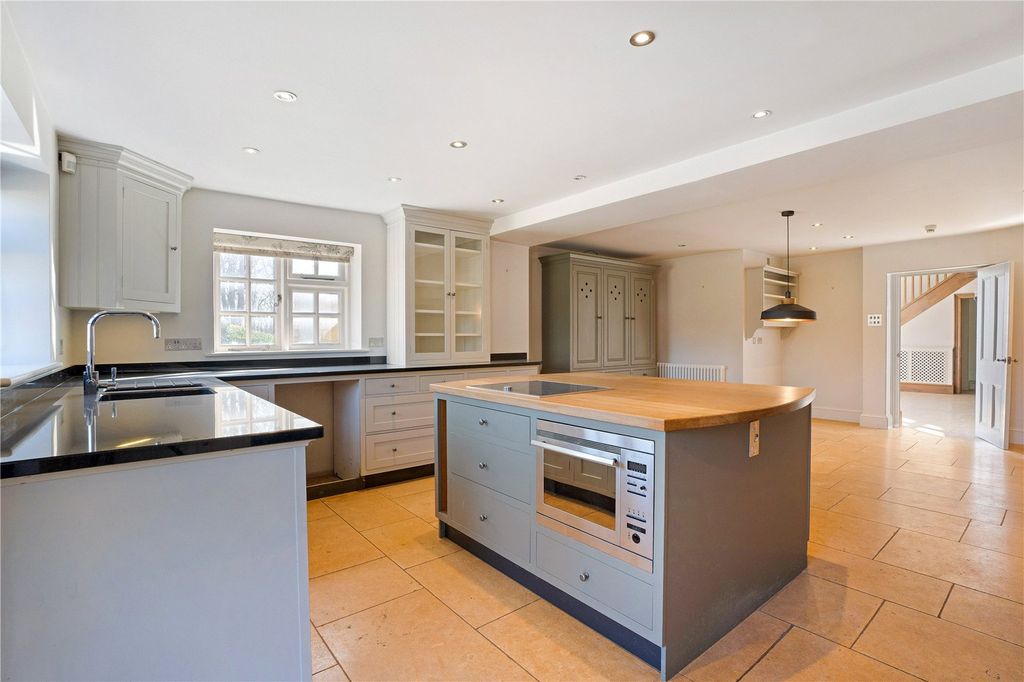 Property photo 3 of 18 Kitchen