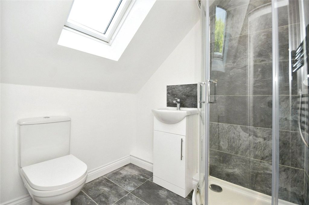 Property photo 3 of 8 Ensuite