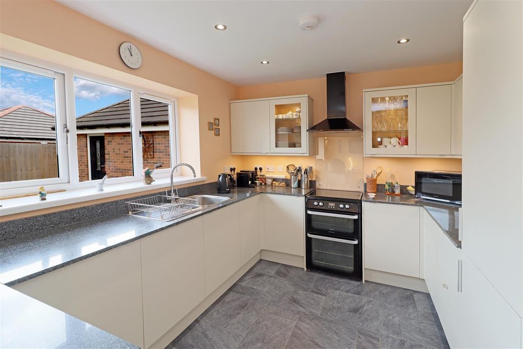 Property photo 3 of 11 Kitchen / Dining Room