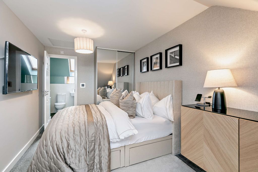 Property photo 2 of 15 Main Bedroom