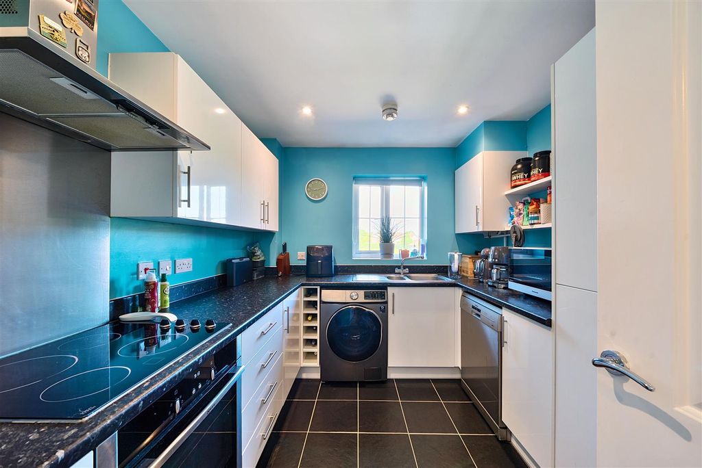 Property photo 2 of 8 St Mawes Close - Kitchen 3.Jpg