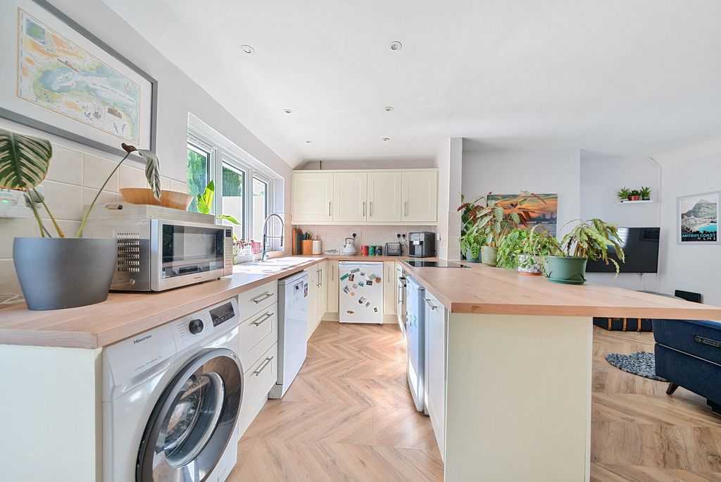 Property photo 3 of 9 5-6823882F76c11-1...